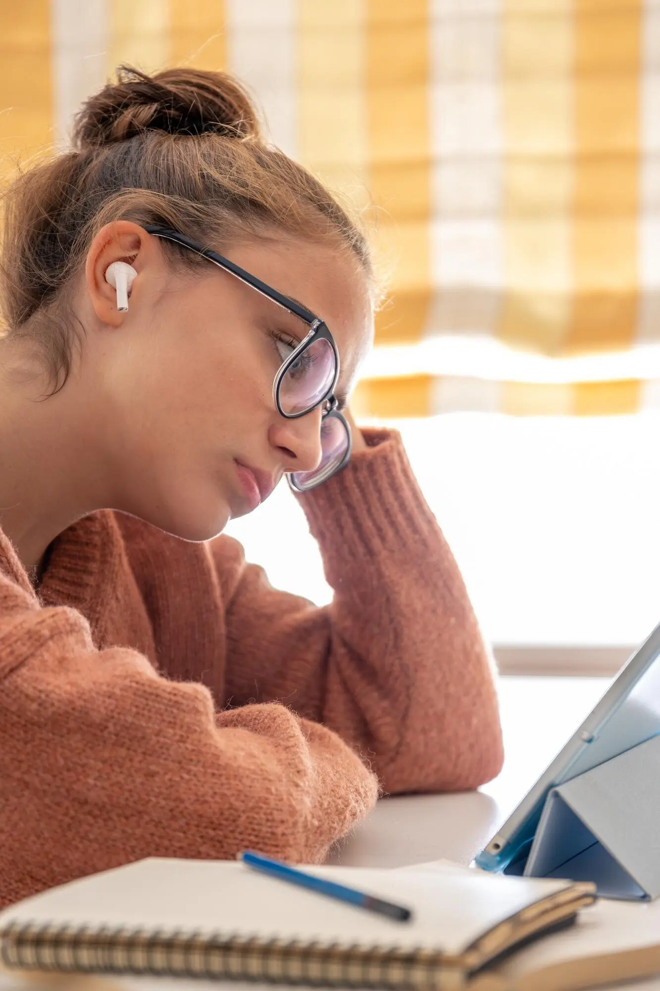 Eine Studentin telefoniert zu Hause; Telefongespräch.